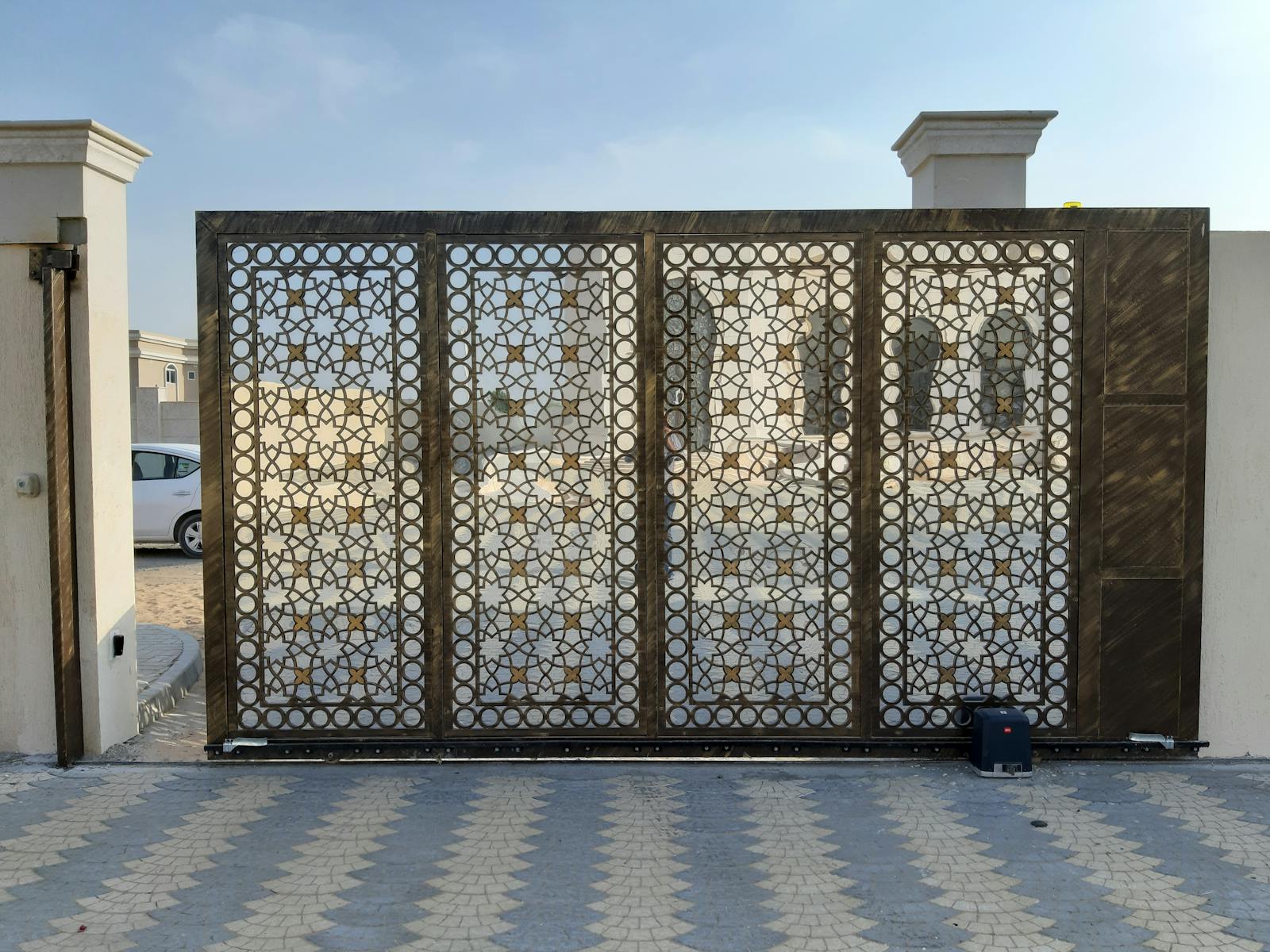 Automatic sliding gate entrance